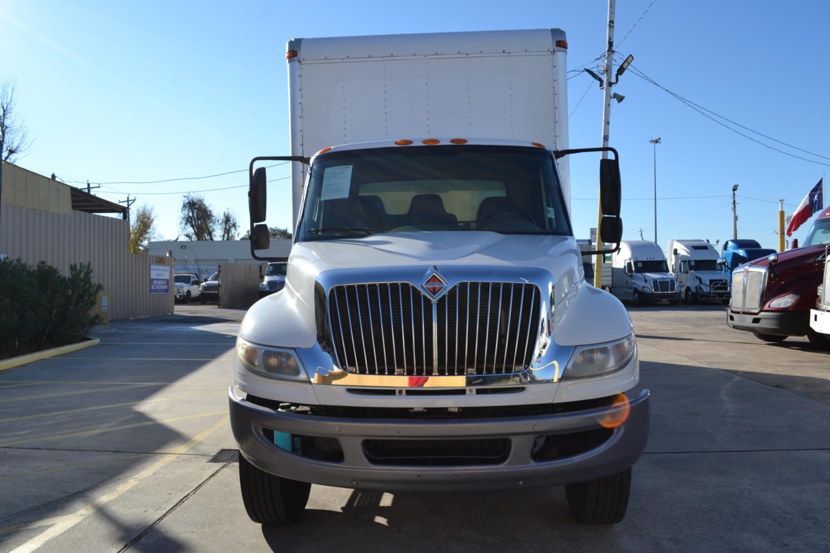 2015 WHITE /GRAY INTERNATIONAL 4300 with an CUMMINS ISB 6.7L 220HP engine, ALLISON 2100HS AUTOMATIC transmission, located at 9172 North Fwy, Houston, TX, 77037, (713) 910-6868, 29.887470, -95.411903 - Photo#1